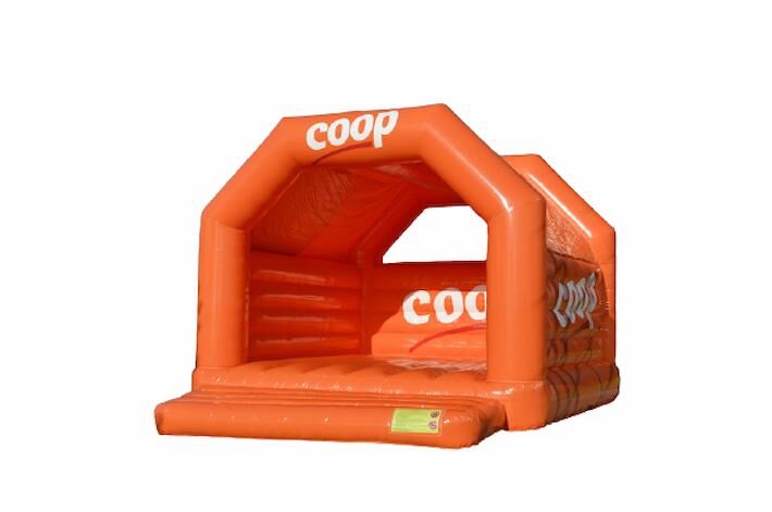 Maatwerk springkussen gemaakt in de huisstijl van COOP